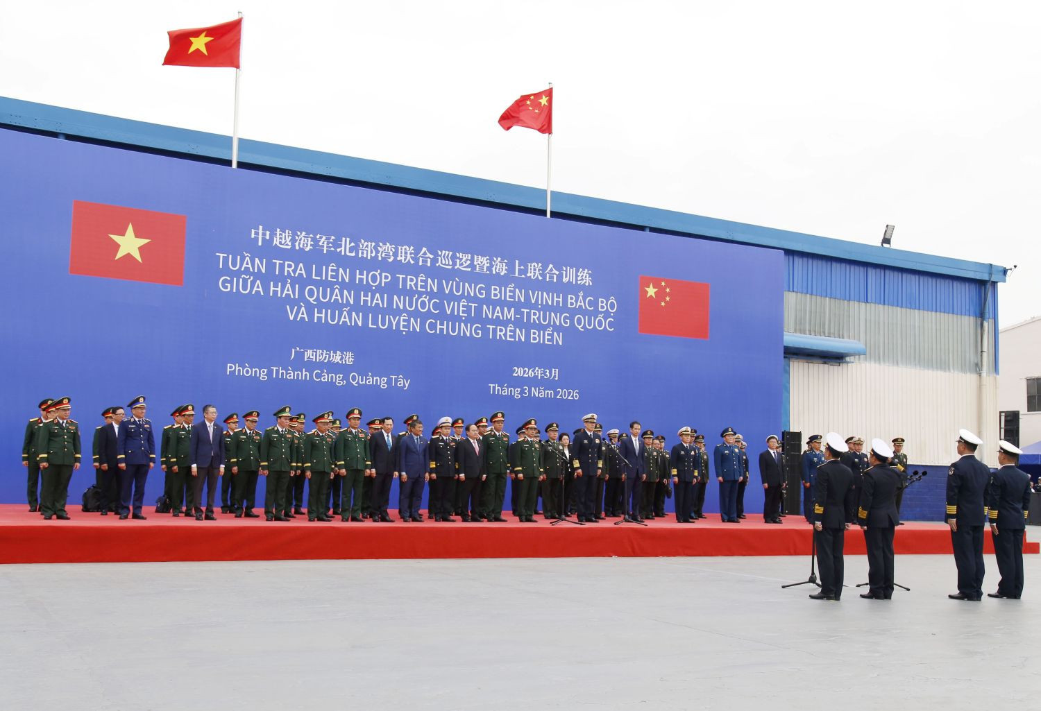 Bộ trưởng Quốc phòng hai nước và các đại biểu chụp ảnh lưu niệm trên Tàu 015.