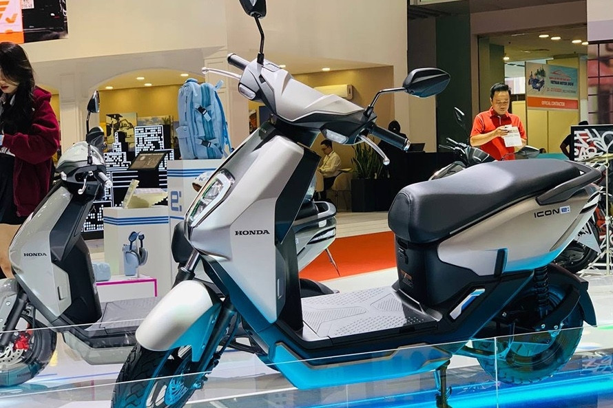 Electric-motorbike prices plummet, some models cut by up to VND17 million