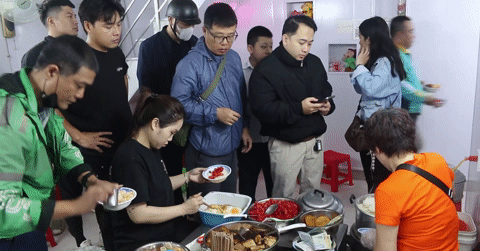 A 20-year-old sticky rice stall that never stays quiet