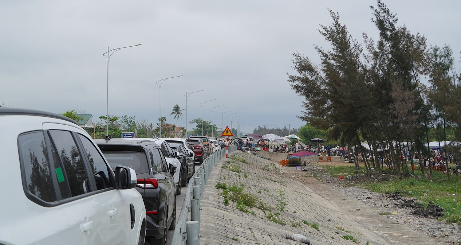 Unexpected tourism boom hits Nghe An seaside village