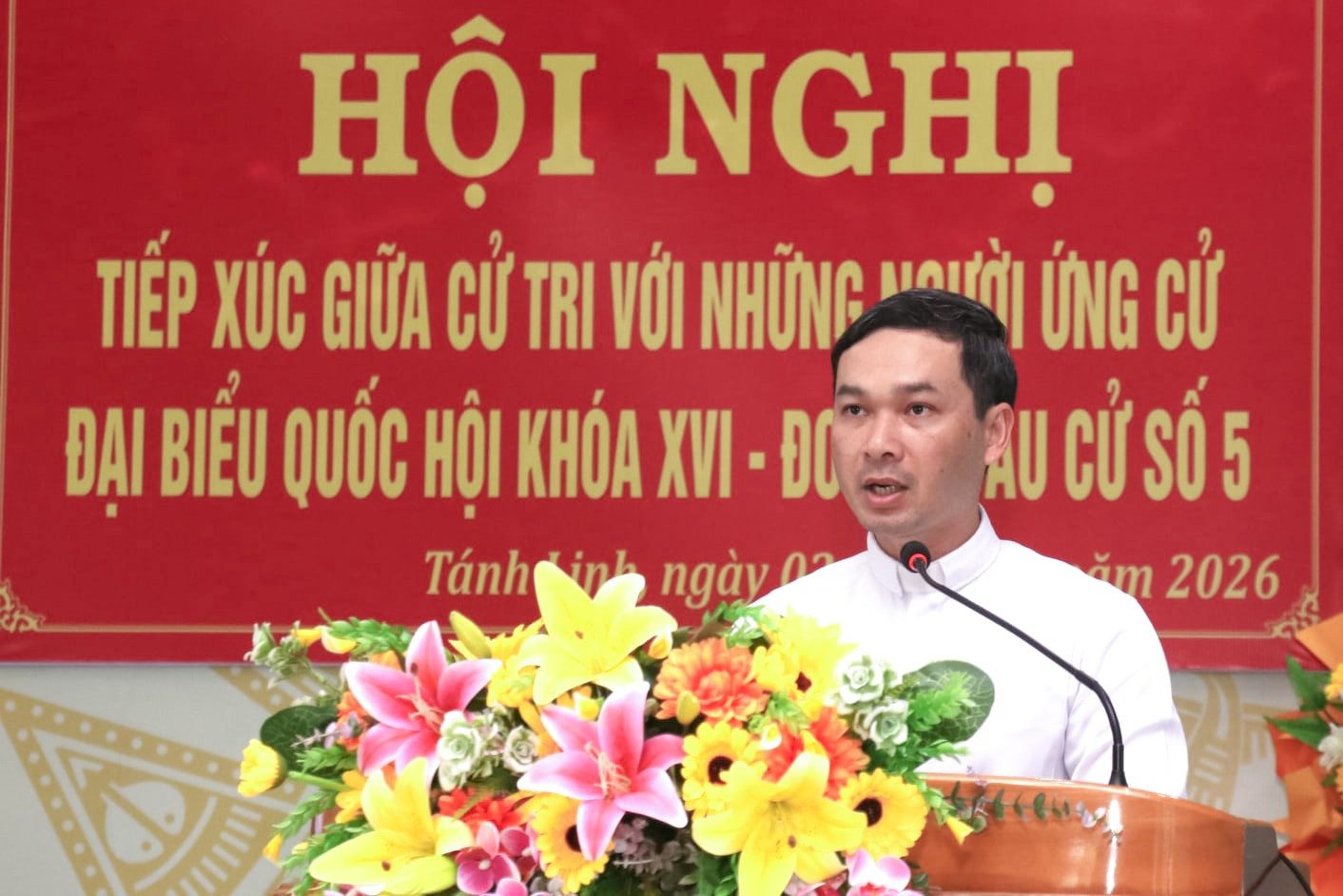 ung cu vien le nguyen thao trinh bay chuong trinh hanh dong tai buoi tiep xuc cu tri 1 .jpg