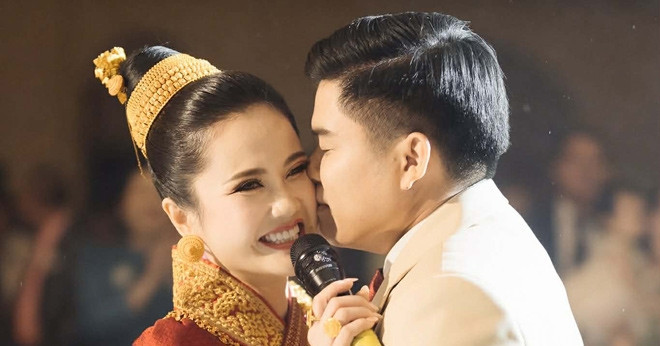 Bride from Laos surprises guests with Vietnamese song for groom