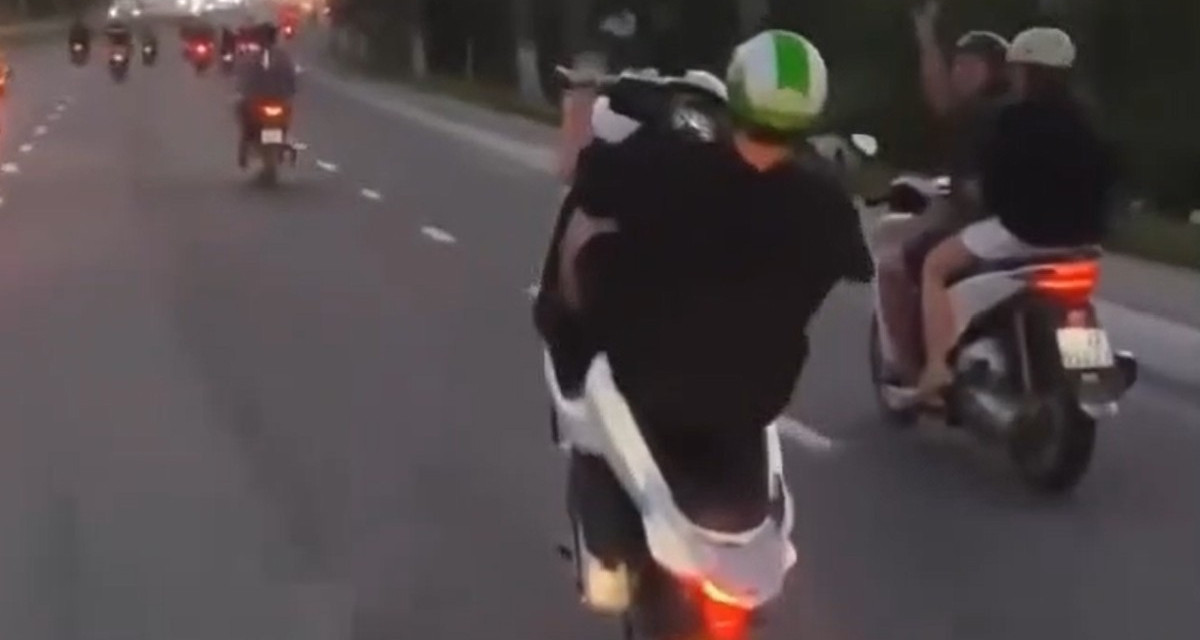 Police probe video of foreign man performing motorcycle stunt in Da Nang
