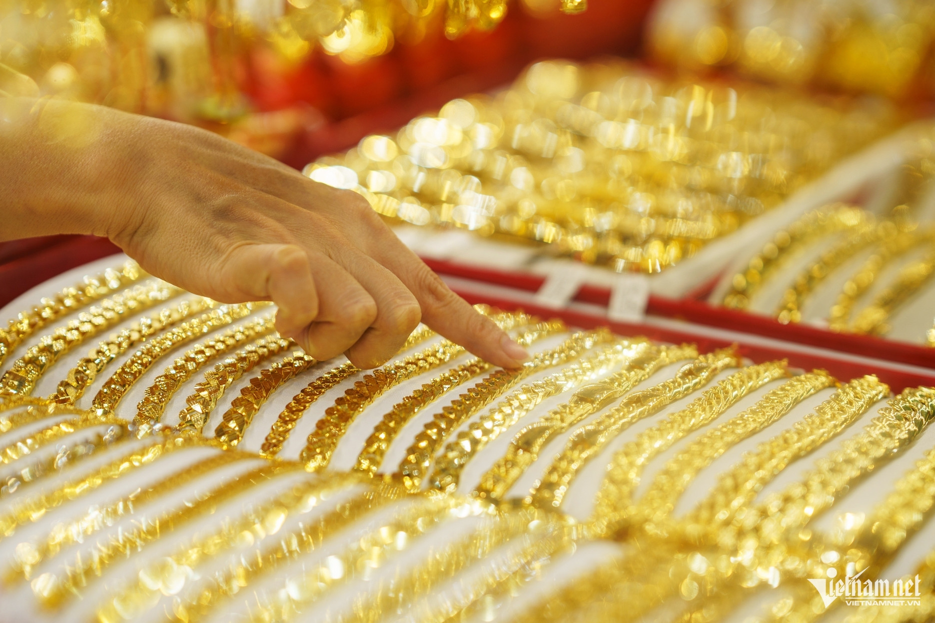 Gold price volatility: is it safe to buy as the gap hits VND30mil/tael?