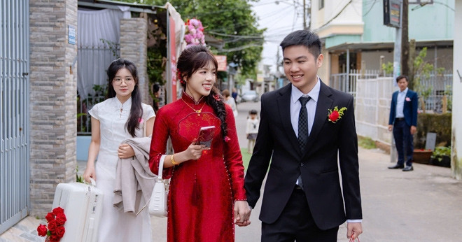 Quang Ninh groom flies to Da Nang for wedding pickup, wins hearts online