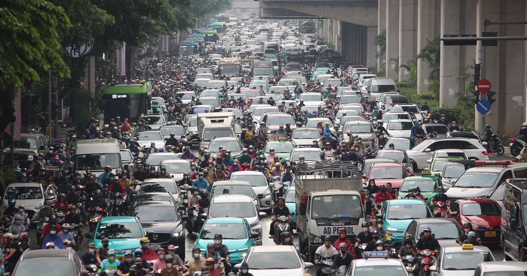 Hanoi sets roadmap to electrify 100% of taxis by 2030