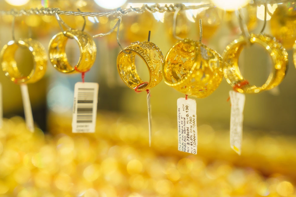 Middle East explosions rock markets, crowds queue for gold at dawn