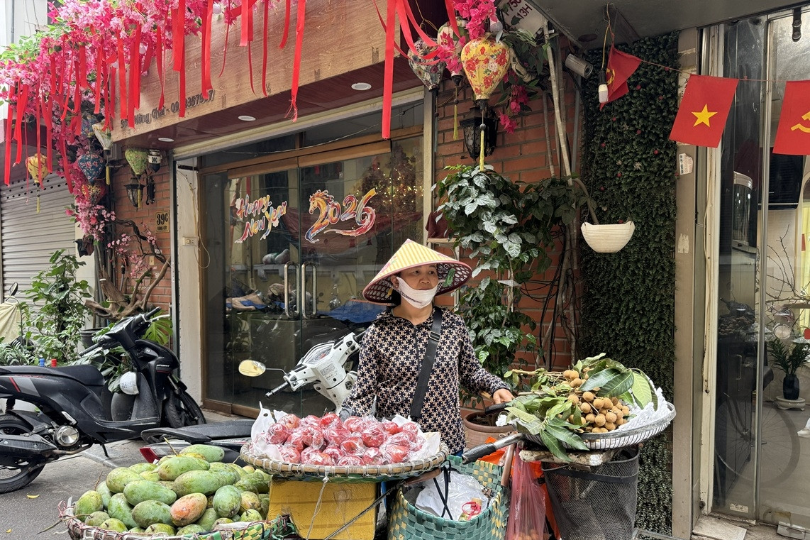 Rising costs tighten grip on Hanoi’s street food vendors