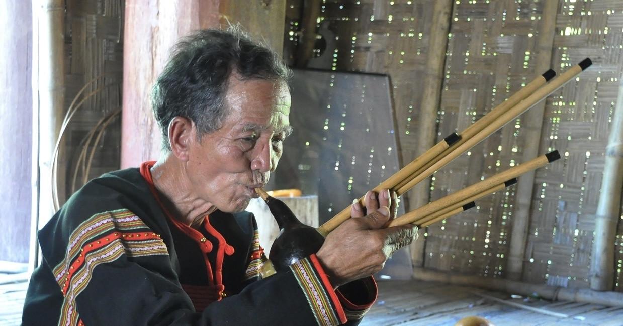 The man who keeps the E De spirit alive for over half a century