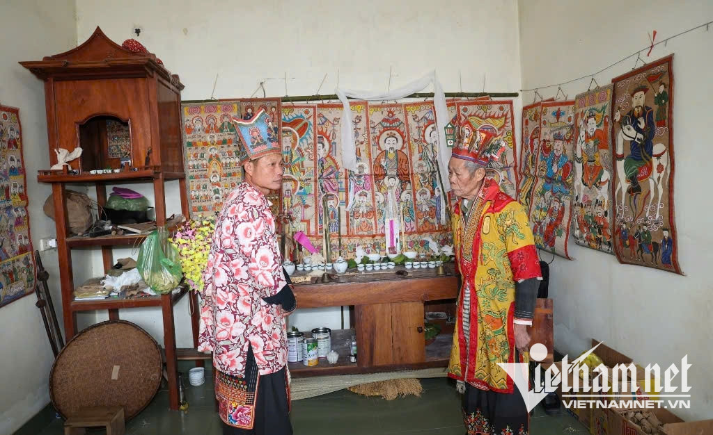 W-Tranh thờ là vật phẩm không thể thiếu để thầy cúng thực hiện nghi lễ cấp sắc.jpg
