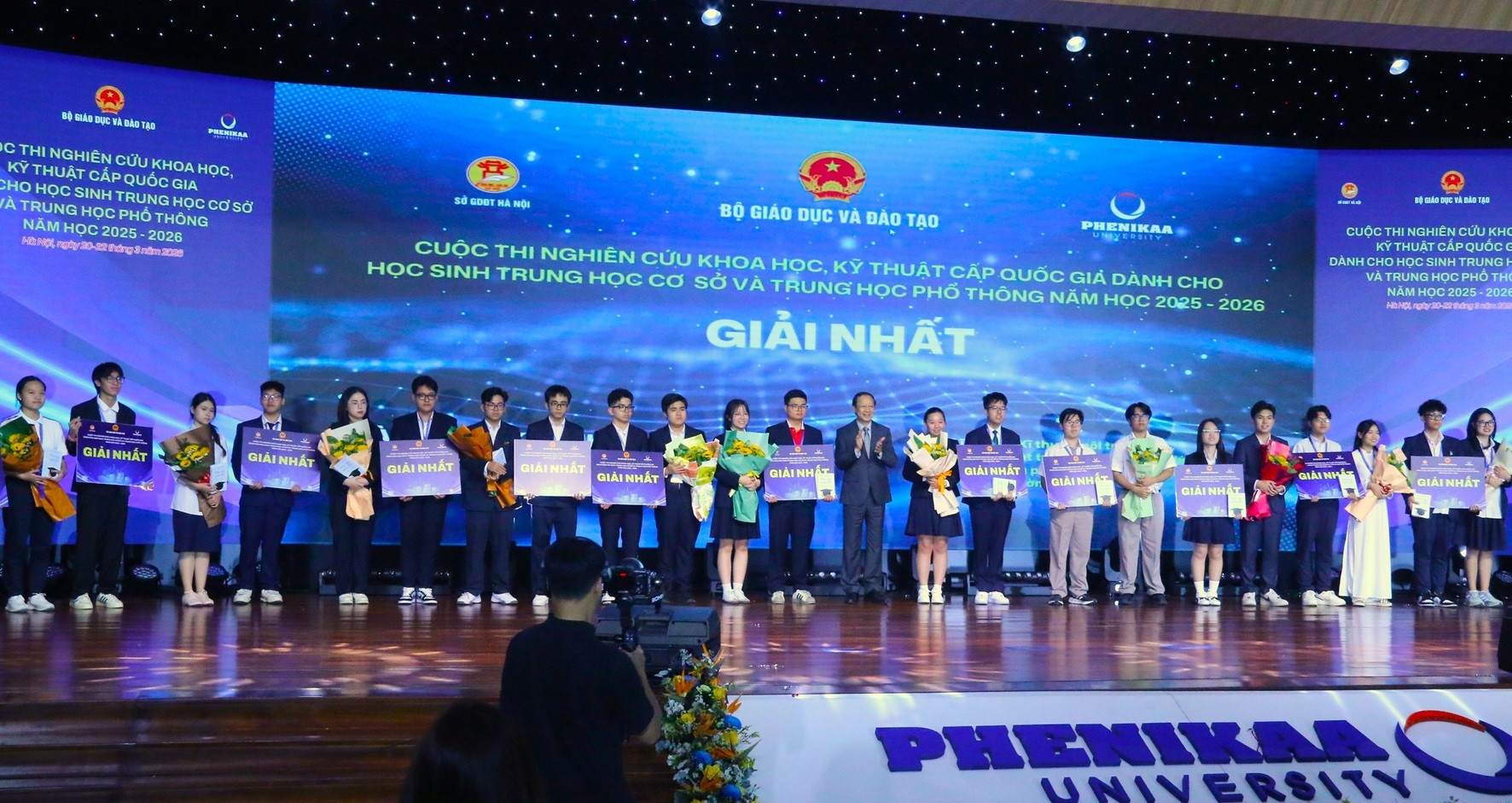 Top student science prize faces scrutiny over similarity claims