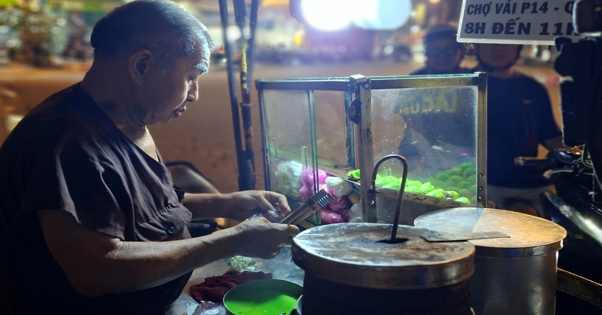 A 79-year-old baker travels overnight to sell pandan cakes in Saigon