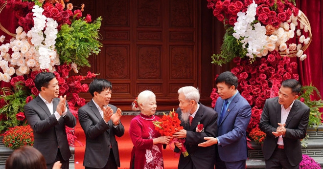Family gathers to celebrate 70 years of marriage for elderly couple