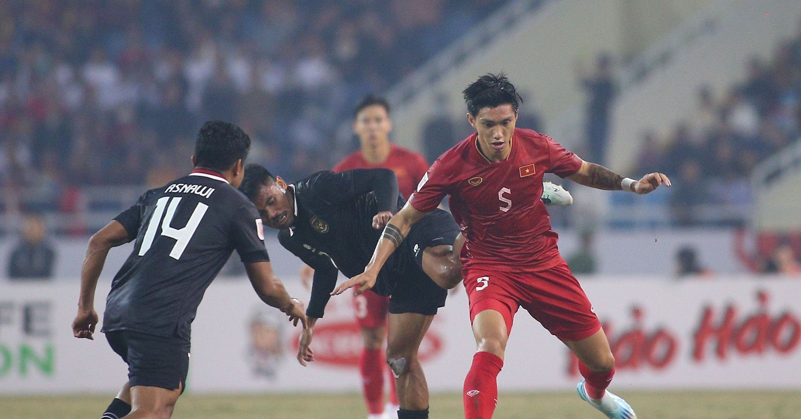 Kim Sang Sik searching for solutions in Vietnam’s back line