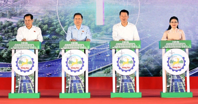 National assembly chairman attends launch of key transport project in Dong Nai