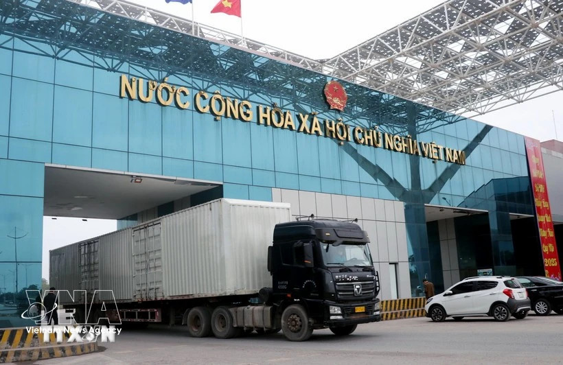 Quang Ninh pilots weekend customs clearance at Mong Cai Int'l Border Gate