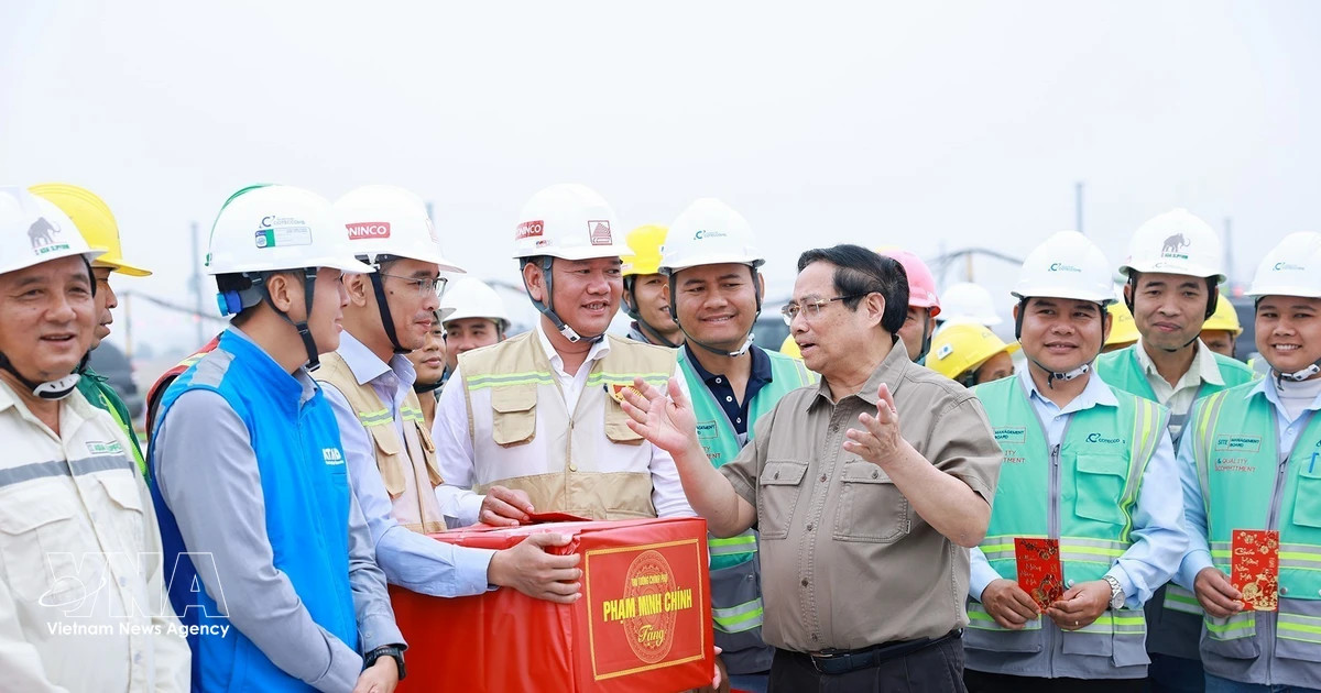 PM inspects construction progress of Gia Binh International Airport