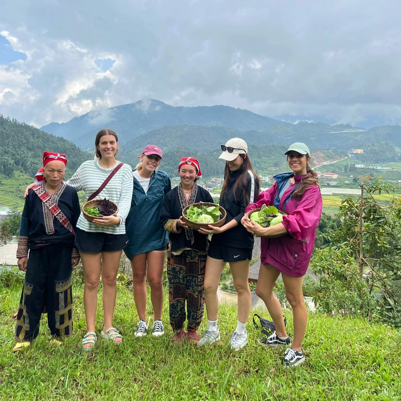 khach tay sang viet nam hoc cay ruong trong rau de ve nuoc len nui song 2 edited 1734860272891.png