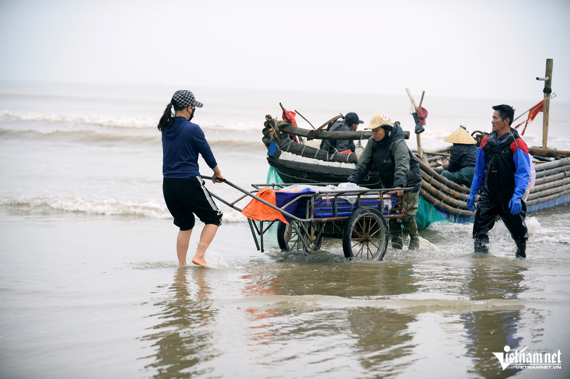 W-a1Vớt loài nổi trên biển ăn sần sật.JPG.jpg