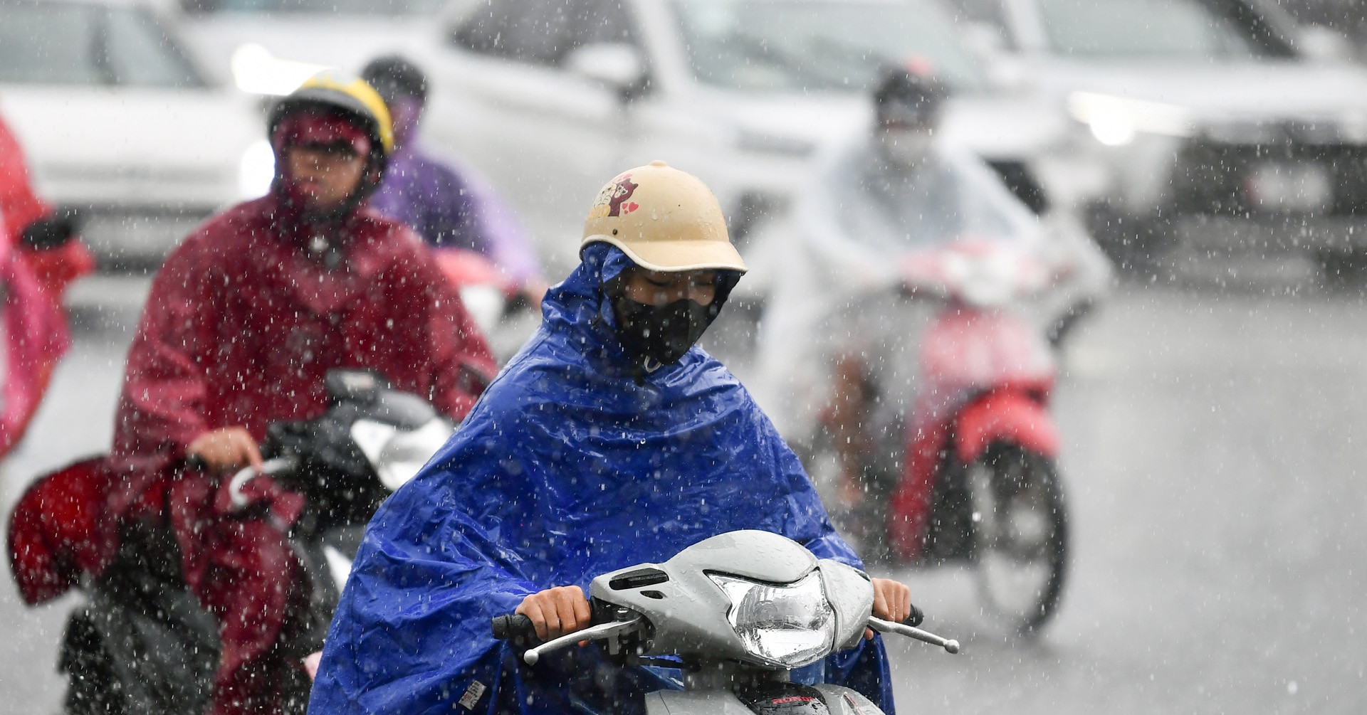 Cold air ends early heatwave as storms sweep across northern Vietnam