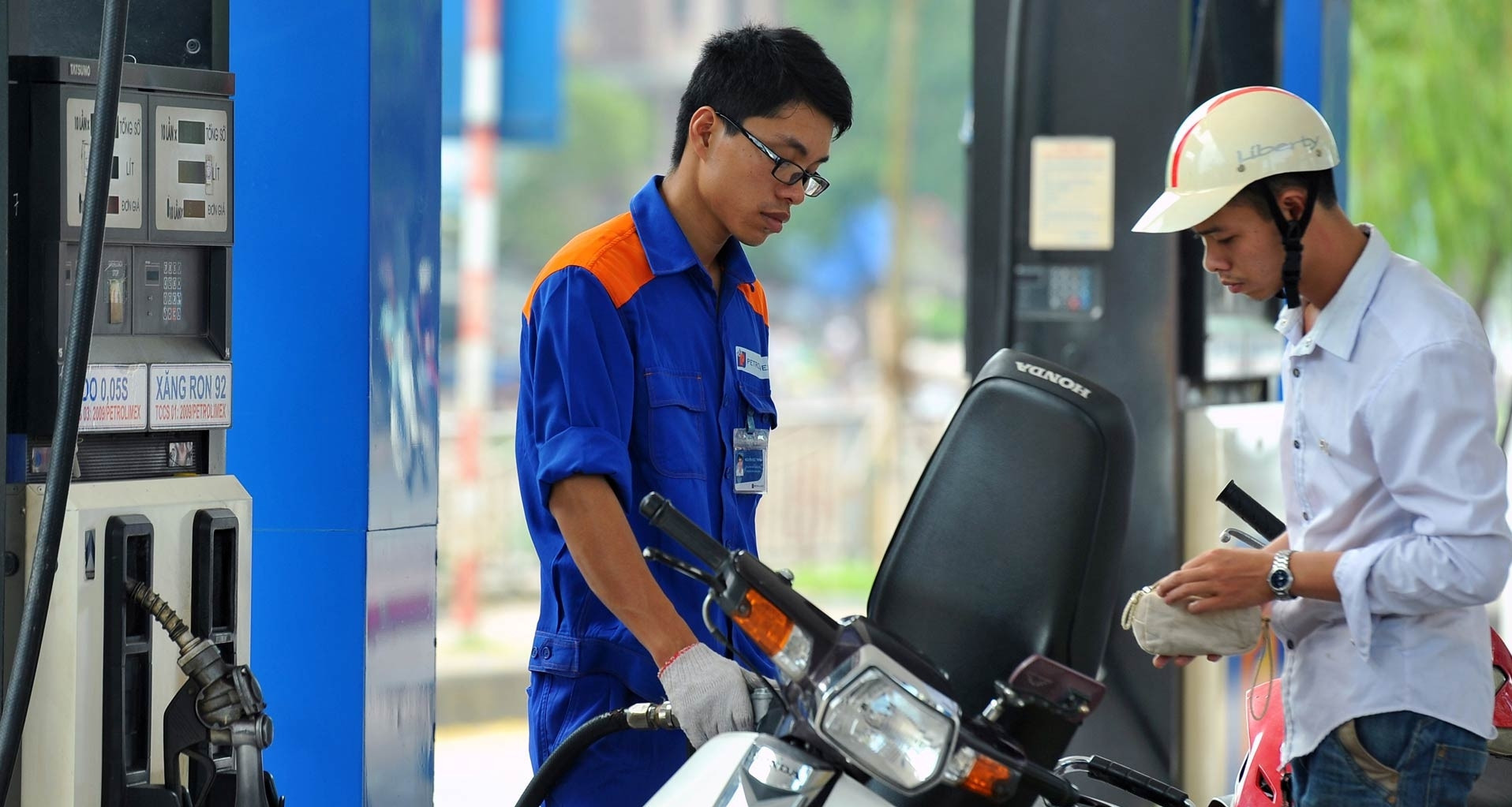 Fuel shocks reshape daily life as Vietnam adapts from the ground up