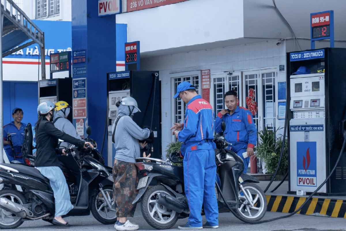 Two oil-refining giants expect adequate fuel supply in VN amid global conflicts