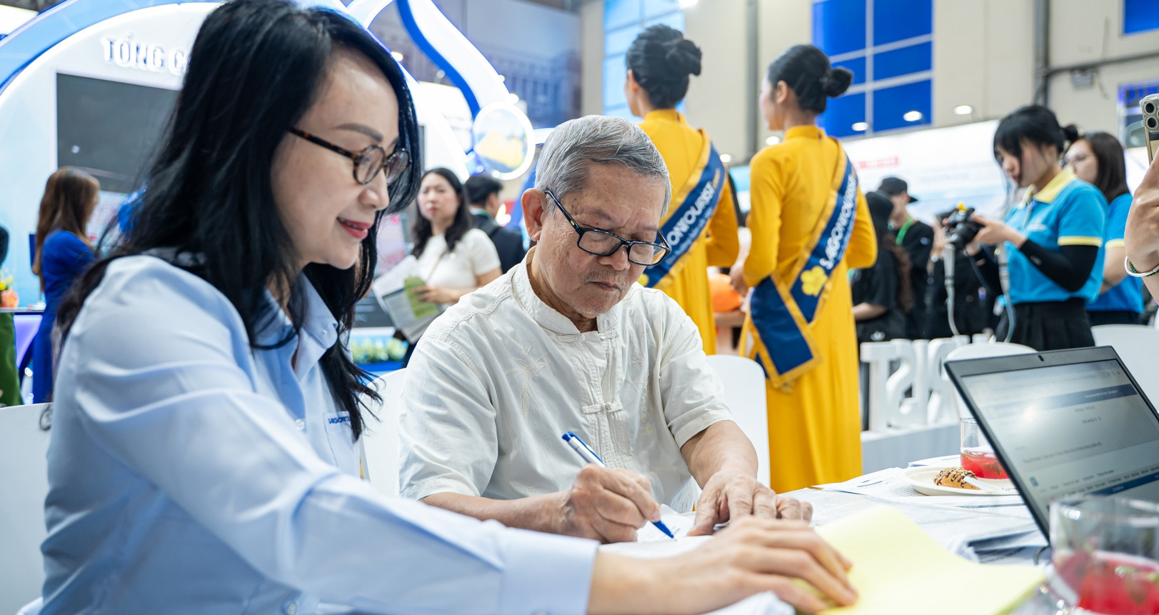 Elderly tourists lead spending surge at Hanoi travel expo