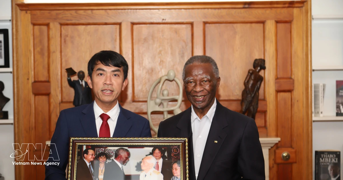 Former S.African president receives gift from General Vo Nguyen Giap’s family