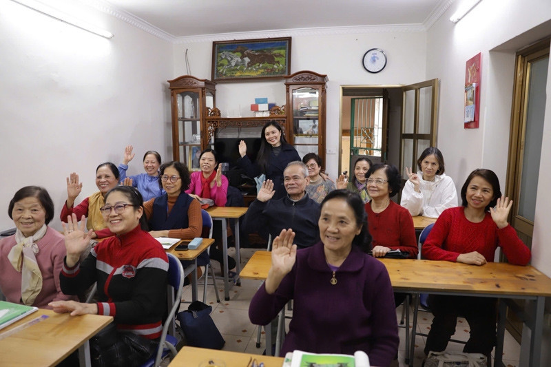 Phu Tho woman spends 7 years teaching English to elderly learners for free