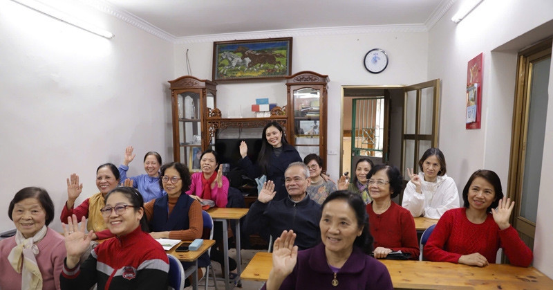 Phu Tho woman spends 7 years teaching English to elderly learners for free