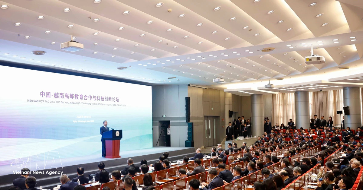 Developing ties with China a top priority in VN's foreign policy: Top leader