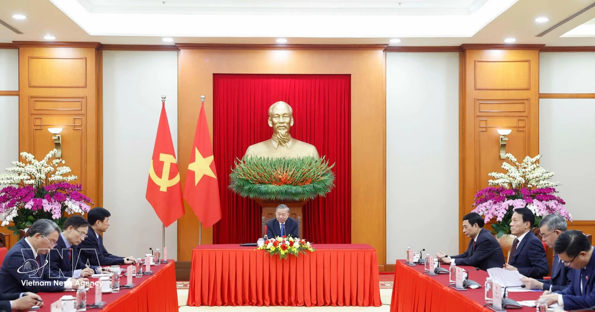 Top leader holds phone talks with Japanese PM