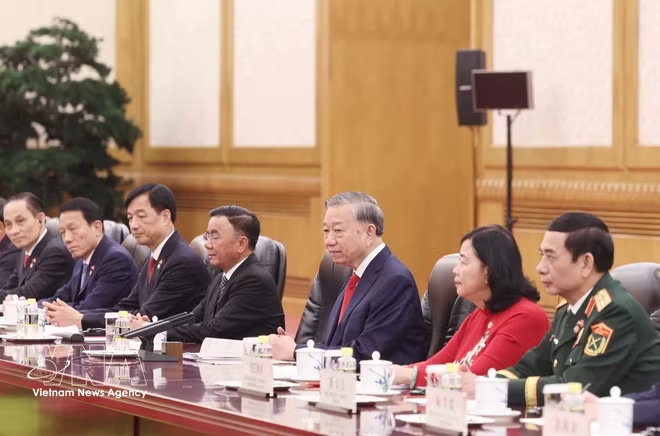 Party General Secretary and State President To Lam and members of the high-ranking delegation of Vietnam at the talks with Party General Secretary and President of China Xi Jinping and the high-ranking delegation of China (Photo: VNA)