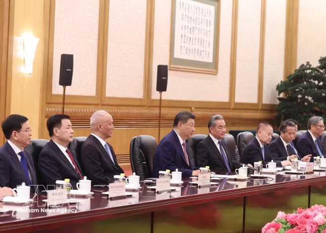 Party General Secretary and President of China Xi Jinping (fourth, left) and members of the high-ranking delegation of China at the talks (Photo: VNA)