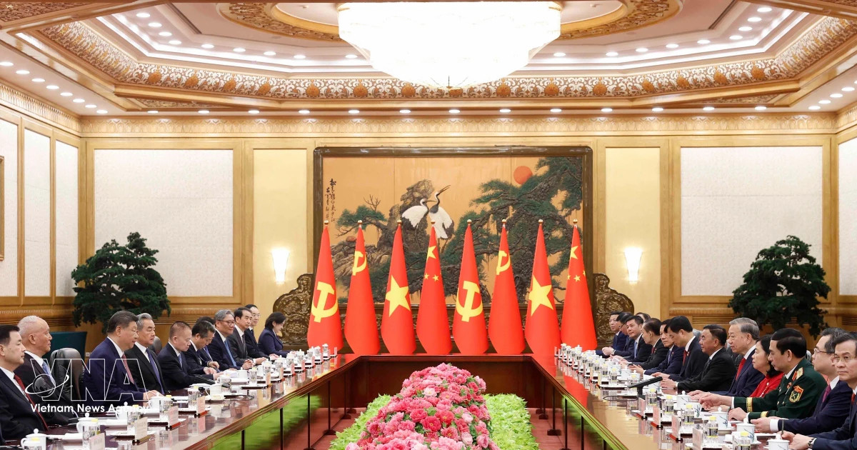General Secretary and President of Vietnam holds talks with Chinese counterpart