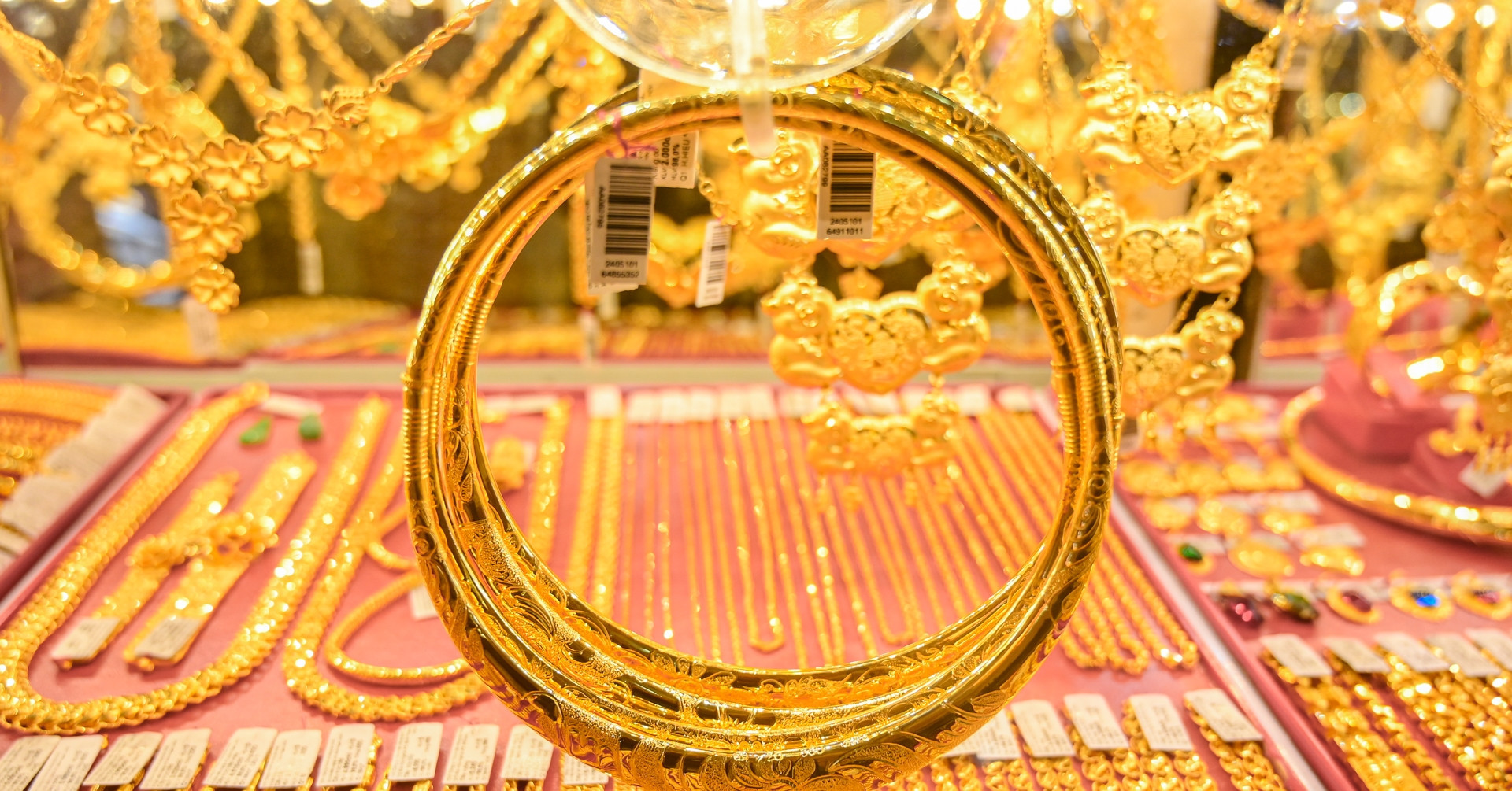 Vietnam eyes gold supply boost as 26 banks lower deposit rates