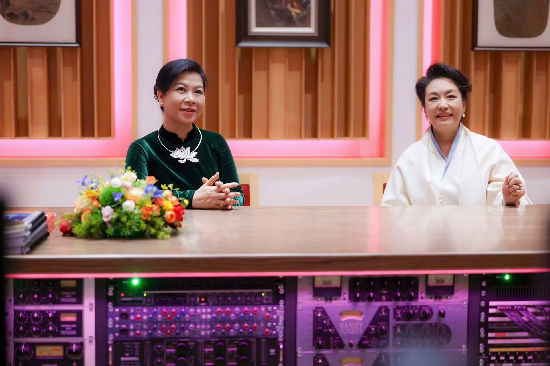 vna potal phu nhan ngo phuong ly gap go trao doi voi phu nhan banh le vien 8703884.jpg