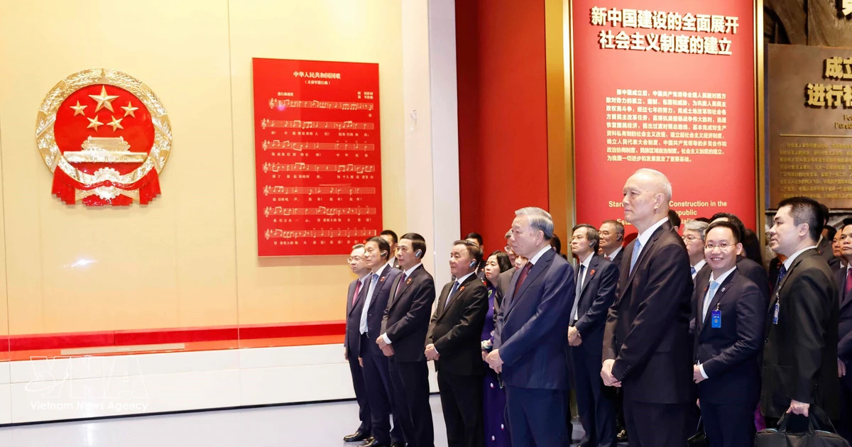 Vietnamese leader visits Museum of Communist Party of China in Beijing