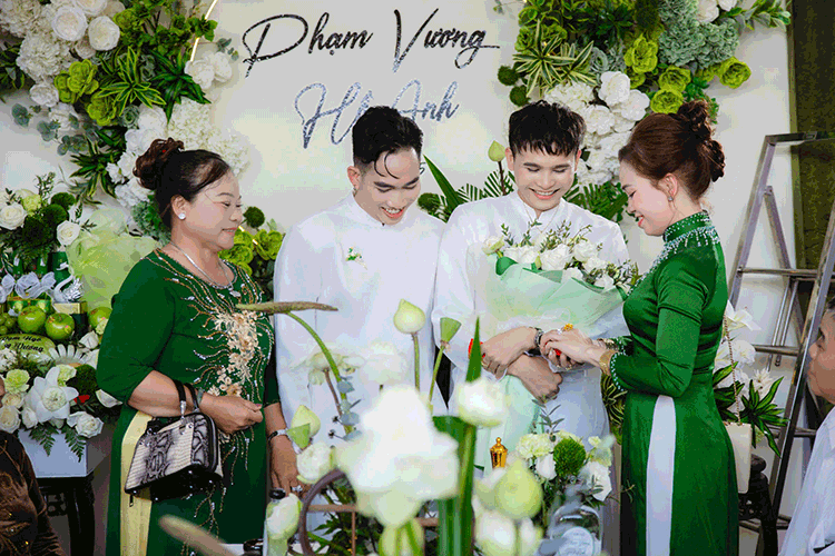 Same-sex couple’s wedding in Dong Nai draws unexpectedly large crowd