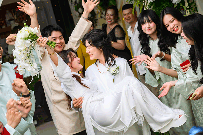 LGBT couple's 15-year love story ends in dream wedding in HCM City