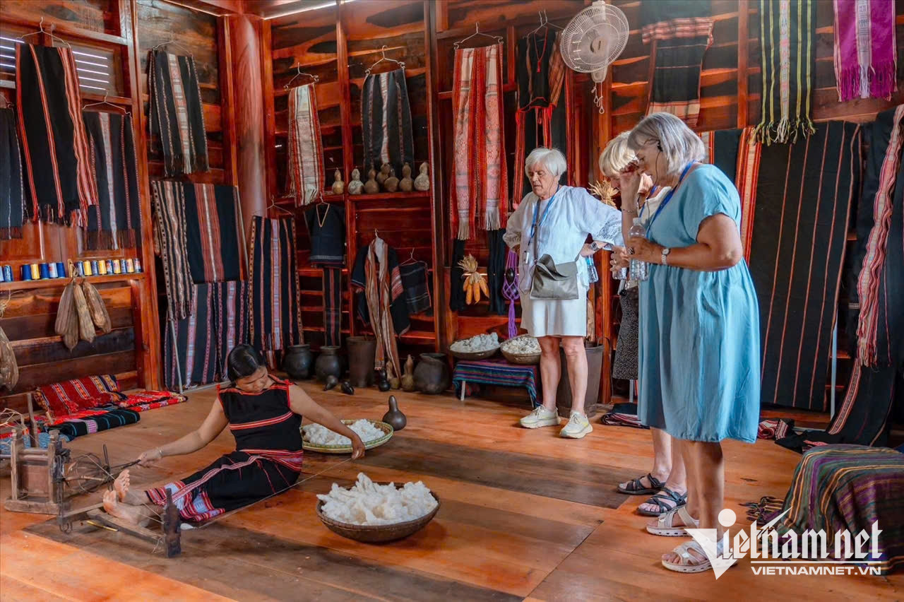 W-Du khách nước ngoài tìm hiểu dệt thổ cẩm từ cây bông trồng tự nhiên
.jpg