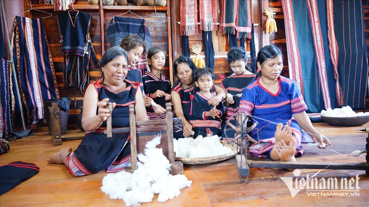 W-Phụ nữ Gia Rai chậm rãi se bông, dệt vải trong ngôi nhà sàn làng Kép 1, xã Ia Ly.jpg