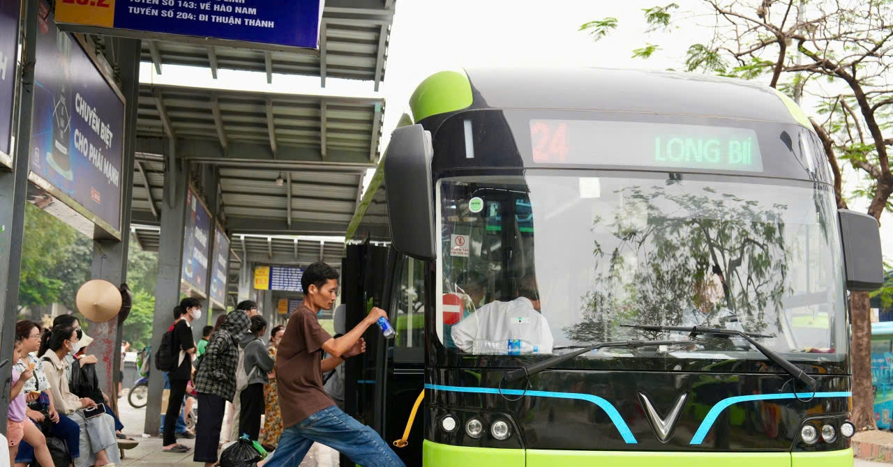 Hanoi’s electric buses win over riders with cleaner air