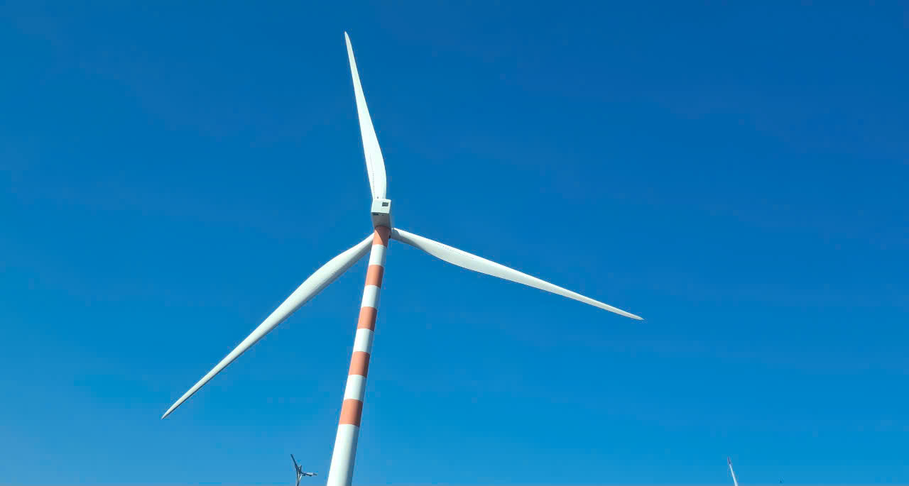 Solar and wind power enterprises suffer heavy losses, facing uncertain future