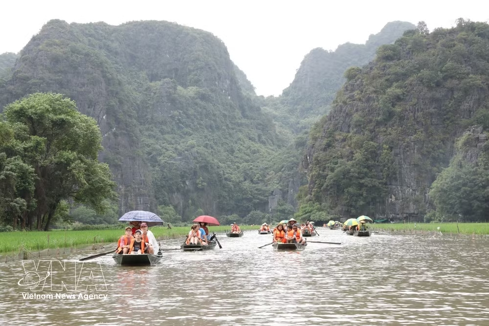 Domestic and international visitors are captivated by the scenic river landscapes of the Tam Coc tourist area. (Photo: VNA)