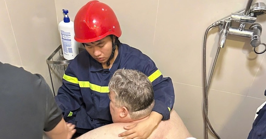 Da Nang rescuers free 300kg US tourist after hours-long effort