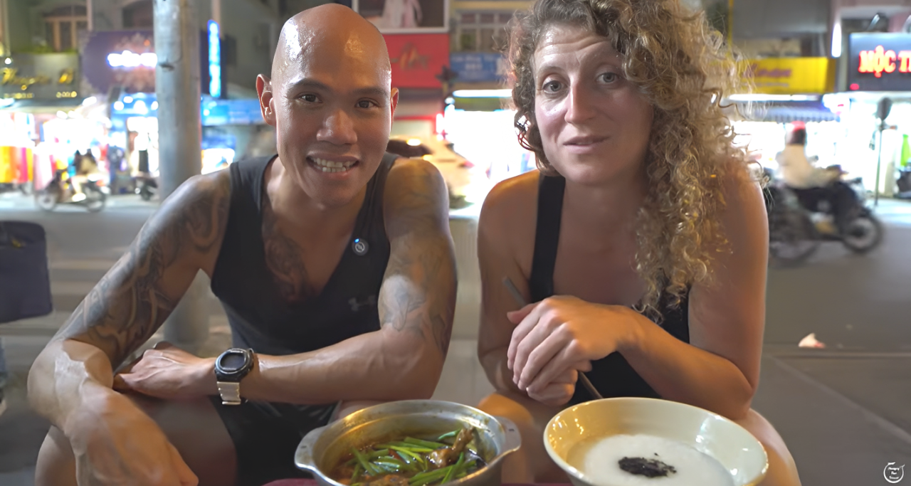 Foreign travelers try sizzling street dish in Ho Chi Minh City