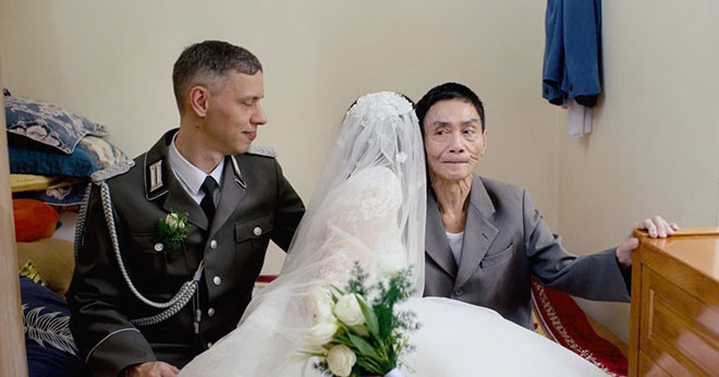 German man finds love while helping mother reconnect with former students