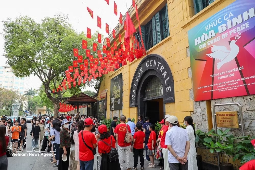 The Hoa Lo Prison relic site attracts a large number of visitors. (Photo: VNA)