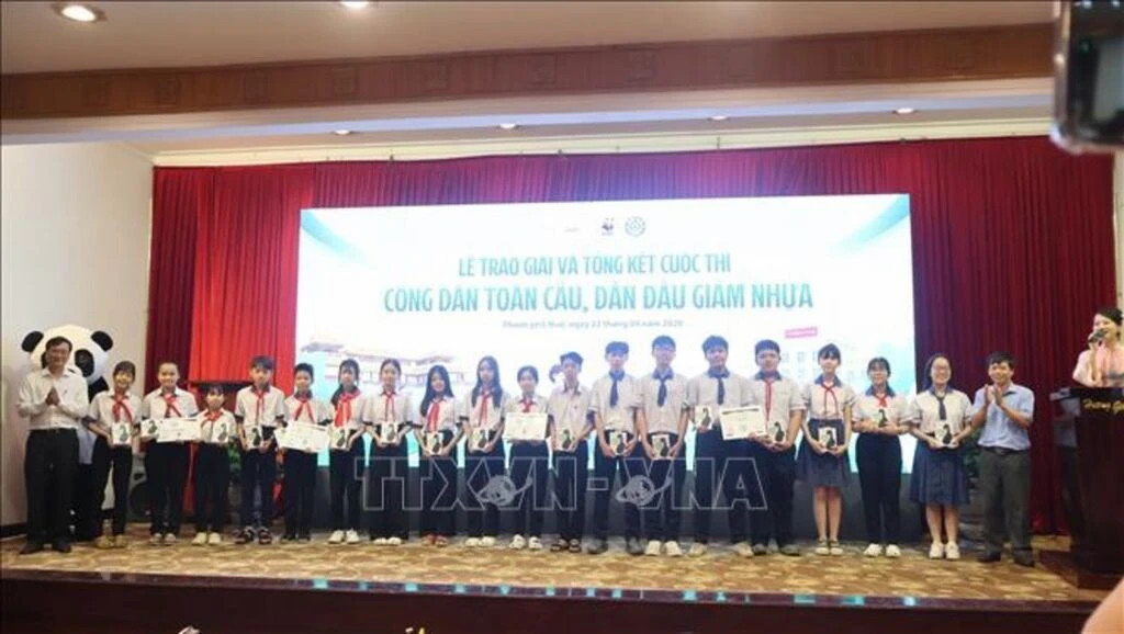 Hue students honoured for initiatives to reduce plastic waste
